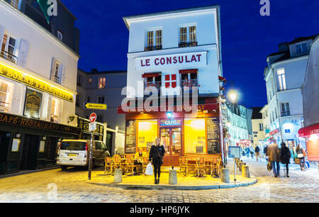 Parigi, France-February 15, 2017: Il cafe Le Consulat di notte, situato nella zona di Montmartre di Parigi, Francia. Foto Stock