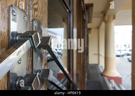 Close up, angolazione laterale delle maniglie delle porte del Teatro Municipale di Napier, Nuova Zelanda. Foto Stock