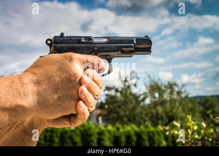 CZ 75 gun, metallo 9mm pistola in mano Foto Stock