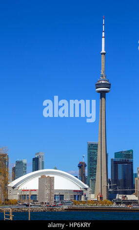 TORONTO, Canada - 22 Aprile 2014: il Rogers Centre e Torre CN in una giornata di sole Foto Stock