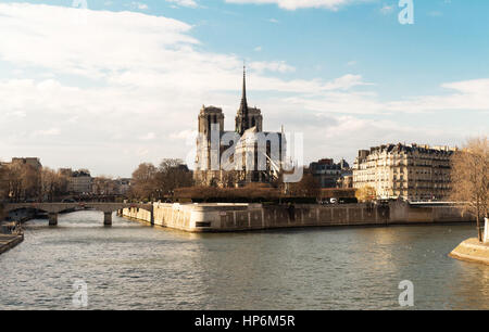 Vista panoramica di Notre Dame de Paris con Saint-Louis e citare le isole su un luminoso giorno. Foto Stock