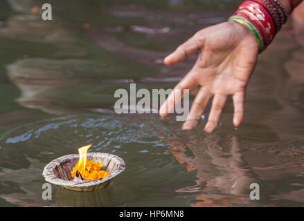 Dettaglio,d,fiore,Varanasi,Benares,Hindu,religiosi,capitale,sacro,a,a,Fiume,Gange, banche,d,santo,bagno,ghats,,Uttar Pradesh,l'India,Indian,Asia,asiatica, Foto Stock