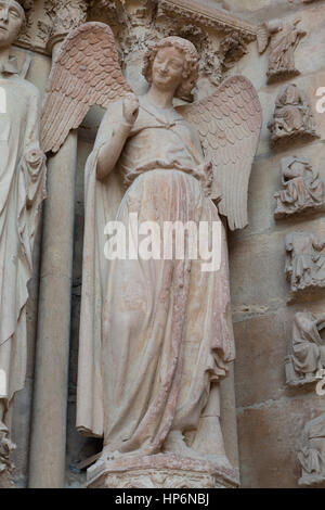 Il 'Smiling Angel' è una scultura in pietra della cattedrale di Reims, Francia. Foto Stock
