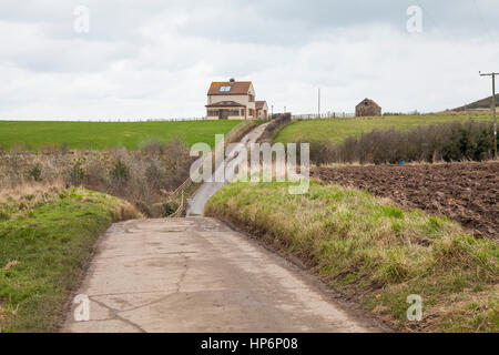 Una casa isolata su una collina nei pressi di Staithes nel North Yorkshire, Inghilterra, Regno Unito Foto Stock