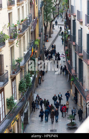 Vedute della strada guardando verso il basso dalla Basilica de Santa Maria del Mar, Barcelona, Catalogna, Spagna. Foto Stock