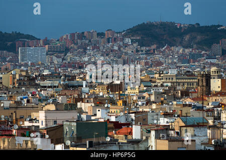 Barcelona city skyline visto dalla cima di Santa Maria del Mar, Ribera, Barcellona, in Catalogna, Spagna, Europa. Foto Stock
