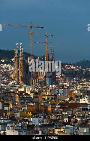 Barcelona city skyline visto dalla cima di Santa Maria del Mar, Ribera, Barcellona, in Catalogna, Spagna, Europa. Foto Stock
