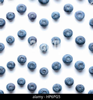 Bella alla moda modello senza giunture di mirtilli. Modello di mirtillo isolati su sfondo bianco. Mirtillo border design. Vista superiore o laici piatta Foto Stock