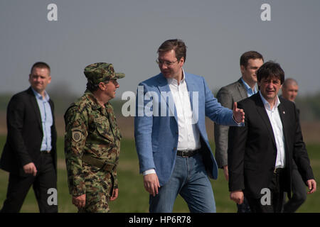 FILE (foto: aprile 2015) Il primo ministro serbo (PM) Aleksandar Vucic visto con il capo militare Ljubisa Dikovic e il ministro della Difesa Bratislav Gasic Foto Stock