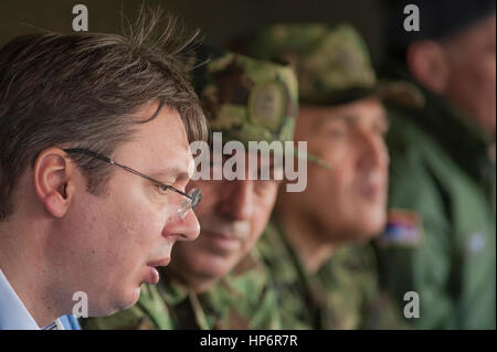 Il primo ministro serbo (PM) Aleksandar Vucic visto con il capo militare Ljubisa Dikovic (file foto: aprile 2015) Foto Stock