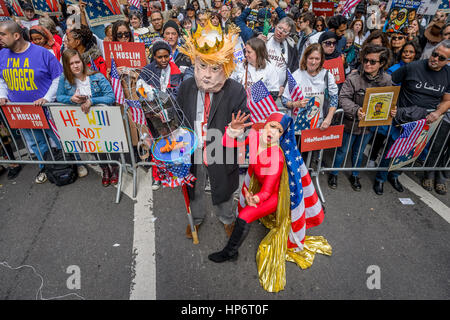 New York, Stati Uniti d'America. 19 Feb, 2017. I Newyorkesi di tutte le fedi religiose ed etniche diverse raccolte di New York Times Square, (all'angolo della 48th Street e Broadway, Manhattan) e unirsi a hip-hop pioneer Russell Simmons. La prominente leader religiosi dichiarano la loro solidarietà con gli americani i musulmani che hanno recentemente colpito da un carattere discriminatorio della retorica e il divieto di viaggio dalla Trump's Administration. Credito: Erik McGregor/Pacific Press/Alamy Live News Foto Stock