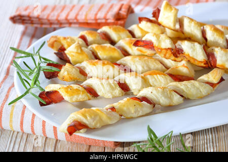 Cotta sostanziosa pasta sfoglia bastoni con prosciutto e erbe aromatiche Foto Stock