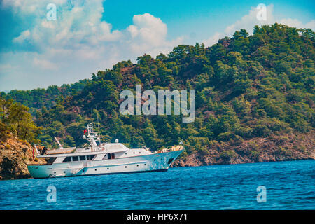 Luxury motor yacht ancorati a Gocek Bay - Gocek koylarinda demirli motoryat luks Foto Stock