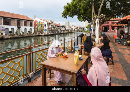 Malacca, MALAYSIA: due giovani donne malese, indossando il hijab musulmano (velo) mangiare un gelato nella antica citta' coloniale di Melaka (o di Malacca) in Malese Foto Stock