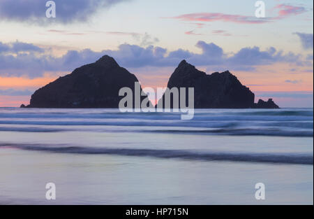 Tramonto all'iconico carradori Rocks off Holywell Bay in North Cornwall Foto Stock