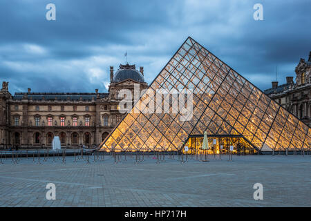 Parigi, Francia - 4 agosto 2016: crepuscolo sopra al Louvres Palace a Parigi con la sua famosa piramide in vetro Foto Stock