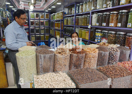 Kochi, India - 6 Novembre 2015 - Clienti la contrattazione e acquisto di spezie fresche in negozio indiano Foto Stock