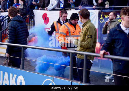 Gli stewards rimuovono una svasatura blu gettata dopo che Portsmouth aveva segnato durante la partita di Sky Bet League 2 tra Barnet e Portsmouth all'Hive Stadium di Londra. 18 febbraio 2017. Solo per uso editoriale. Nessuna merchandising. Per le immagini di calcio si applicano restrizioni fa e Premier League inc. Nessun utilizzo di Internet/mobile senza licenza FAPL - per i dettagli contattare Football Dataco Foto Stock