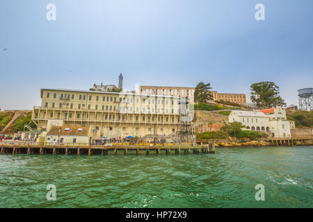 San Francisco, Stati Uniti - Agosto 14, 2016: vista mare panorama partenza in barca la prigione di Alcatraz a San Francisco Bay.torre di guardia e isola sall Foto Stock