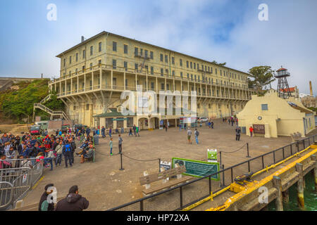San Francisco, Stati Uniti - Agosto 14, 2016: Panorama della storica pietra miliare della prigione di Alcatraz con degli officer di club, acqua, Torre Guardiola, guardia t Foto Stock