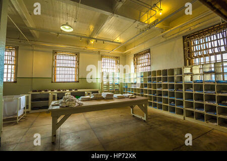 San Francisco, California, Stati Uniti - Agosto 14, 2016: Alcatraz sala lavanderia con uniformi, lenzuola e coperte. La prigione di Alcatraz sono un laborato Foto Stock