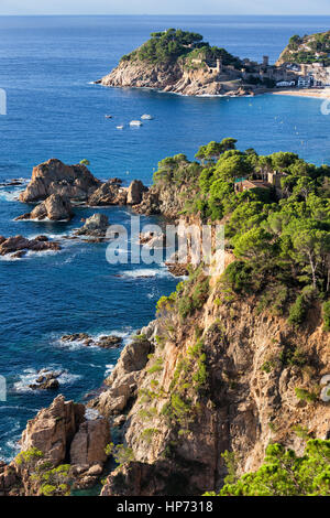 Costa Brava pittoresca costa del Mar Mediterraneo in Tossa de Mar, Catalogna, Spagna Foto Stock