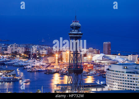 Barcelona city skyline notturno, Torre de Jaume I tower, case e edifici di appartamenti tra il Port Vell e il Mare Mediterraneo in Catalogna, Spagna Foto Stock