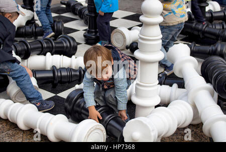 I bambini giocano a scacchi giganti a Moscow City giorno celebrazioni e festival sulla Tverskaya Street. Oltre mille eventi cittadine sono disponibili a Muscovite Foto Stock