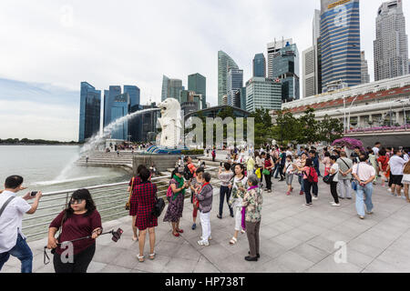 SINGAPORE, Singapore - 21 settembre 2016: turisti scattare foto di fronte al Singapore famoso skyline e la statua Merlion nella Marina Bay. Foto Stock