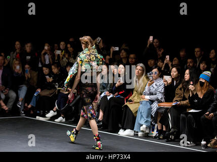 Modelli durante il Preen Autunno/Inverno 2017 London Fashion Week show al QEII Centre di Londra. Premere l'associazione. Picture Data: domenica 19 febbraio, 2017. Foto di credito dovrebbe leggere: Isabel Infantes/PA FILO Foto Stock