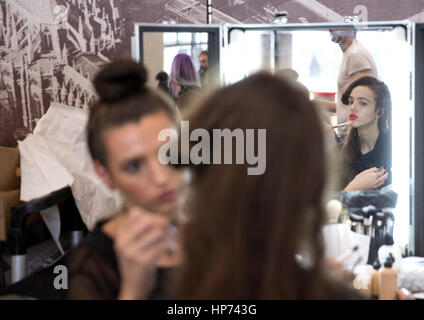 Modelli sul backstage durante il Preen Autunno/Inverno 2017 London Fashion Week show al QEII Centre di Londra. Premere l'associazione. Picture Data: domenica 19 febbraio, 2017. Foto di credito dovrebbe leggere: Isabel Infantes/PA FILO Foto Stock