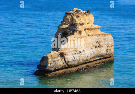 Le formazioni rocciose vicino alla spiaggia Praia dos Tres Castelos, Portimao Algarve. Foto Stock