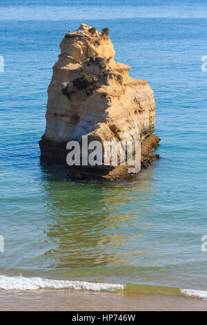 Le formazioni rocciose vicino alla spiaggia Praia dos Tres Castelos, Portimao Algarve. Foto Stock