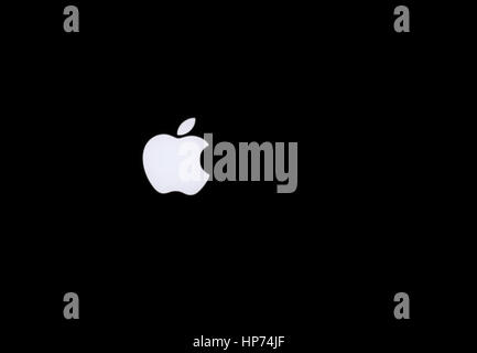 Warsawa,Poland-February 2016:superiore coperchio nero MacBook Pro 15 illuminato con il logo su sfondo nero.editoriale. Vista orizzontale. Foto Stock