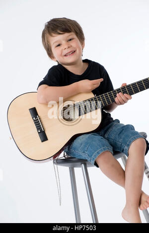 Modello rilasciato, Junge, 4, mit Gitarre - ragazzo con la chitarra Foto Stock