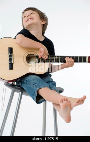 Modello rilasciato, Junge, 4, mit Gitarre - ragazzo con la chitarra Foto Stock