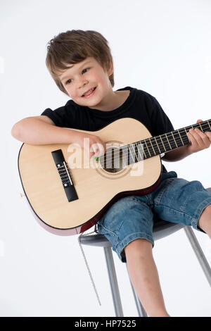 Modello rilasciato, Junge, 4, mit Gitarre - ragazzo con la chitarra Foto Stock