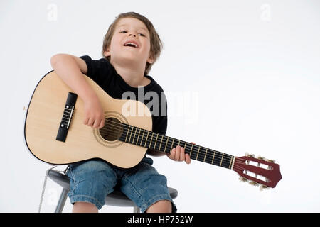 Modello rilasciato, Junge, 4, mit Gitarre - ragazzo con la chitarra Foto Stock