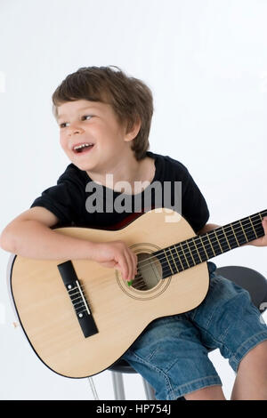 Modello rilasciato, Junge, 4, mit Gitarre - ragazzo con la chitarra Foto Stock