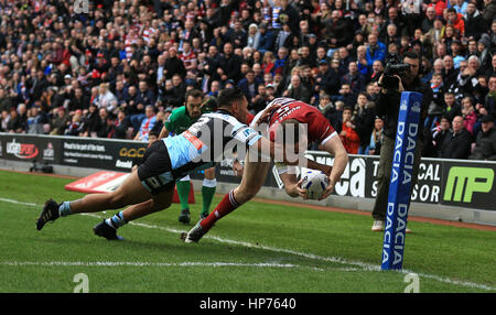 Il Wigan Warriors' Joe Burgess punteggi la prova di apertura del gioco contro gli squali Cronulla-Sutherland durante il 2017 Dacia World Club serie corrispondono al DW Stadium, Wigan. Foto Stock