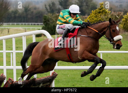 Il Sutton Place cavalcato da Barry Geraghty va a vincere la Ladbrokes Irlanda Boyne ostacolo durante la Ladbrokes Boyne Hurdle Raceday a Navan Racecourse. Foto Stock