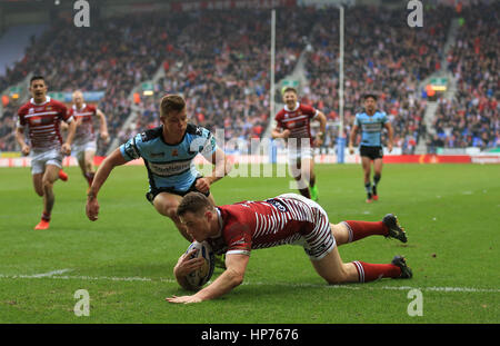 Il Wigan Warriors' Joe Burgess punteggi lati la sua seconda prova del gioco contro gli squali Cronulla-Sutherland durante il 2017 Dacia World Club serie corrispondono al DW Stadium, Wigan. Foto Stock