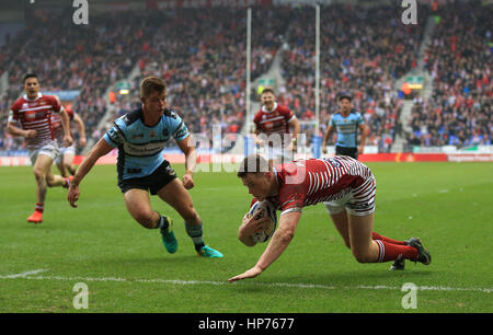 Il Wigan Warriors' Joe Burgess punteggi lati la sua seconda prova del gioco contro gli squali Cronulla-Sutherland durante il 2017 Dacia World Club serie corrispondono al DW Stadium, Wigan. Foto Stock