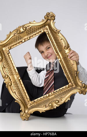 Modello rilasciato, Kleiner Geschaeftsmann im goldenen Bilderrahmen - piccolo imprenditore nel golden cornice immagine Foto Stock