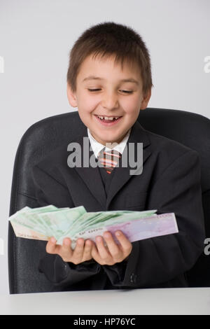 Modello rilasciato, Kleiner Geschaeftsmann mit Geld - piccolo imprenditore con denaro Foto Stock