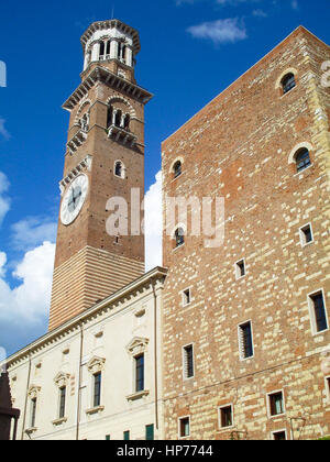 La Torre dei Lamberti Verona, Italia - 01 Ottobre 2008: la Torre dei Lamberti in Piazza delle Erbe Foto Stock