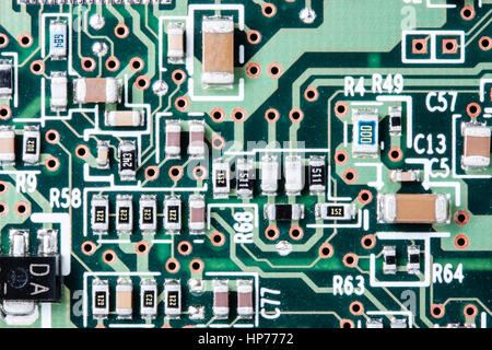 In prossimità di una scheda a circuito stampato che mostra i collegamenti, transistori e molti altri componenti elettronici Foto Stock