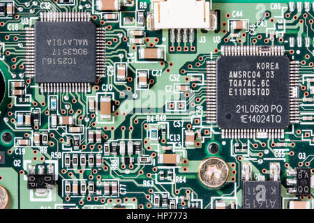 Componenti elettronici e microchip collegamenti a saldare sul retro di una  scheda a circuito stampato Foto stock - Alamy