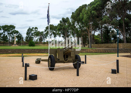 La pistola di fronte Anzac War Memorial in Joondalup Central Park, Perth, Western Australia Foto Stock