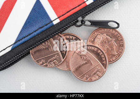 Portamonete Union Jack con zip e penny inglesi / monete sparse. Per la spesa delle famiglie, il budget, l’aumento dei prezzi, il risparmio dei penny, la sfida 1p. Foto Stock